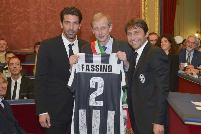 Gigi Buffon e Antonio Conte hanno consegnato al sindaco Fassino una maglia personalizzata con tutti gli autografi dei giocatori.  LaPresse